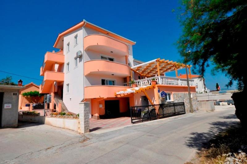 Marinovi Dvori Apartment Slatine Bagian luar foto
