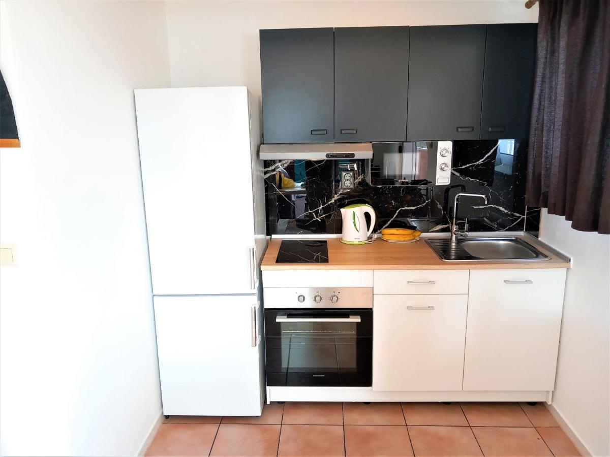 Marinovi Dvori Apartment Slatine Bagian luar foto