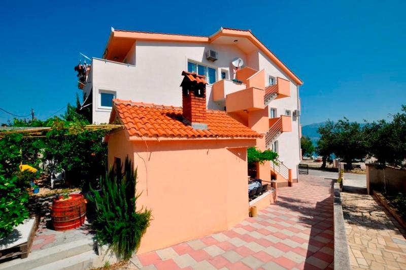 Marinovi Dvori Apartment Slatine Bagian luar foto