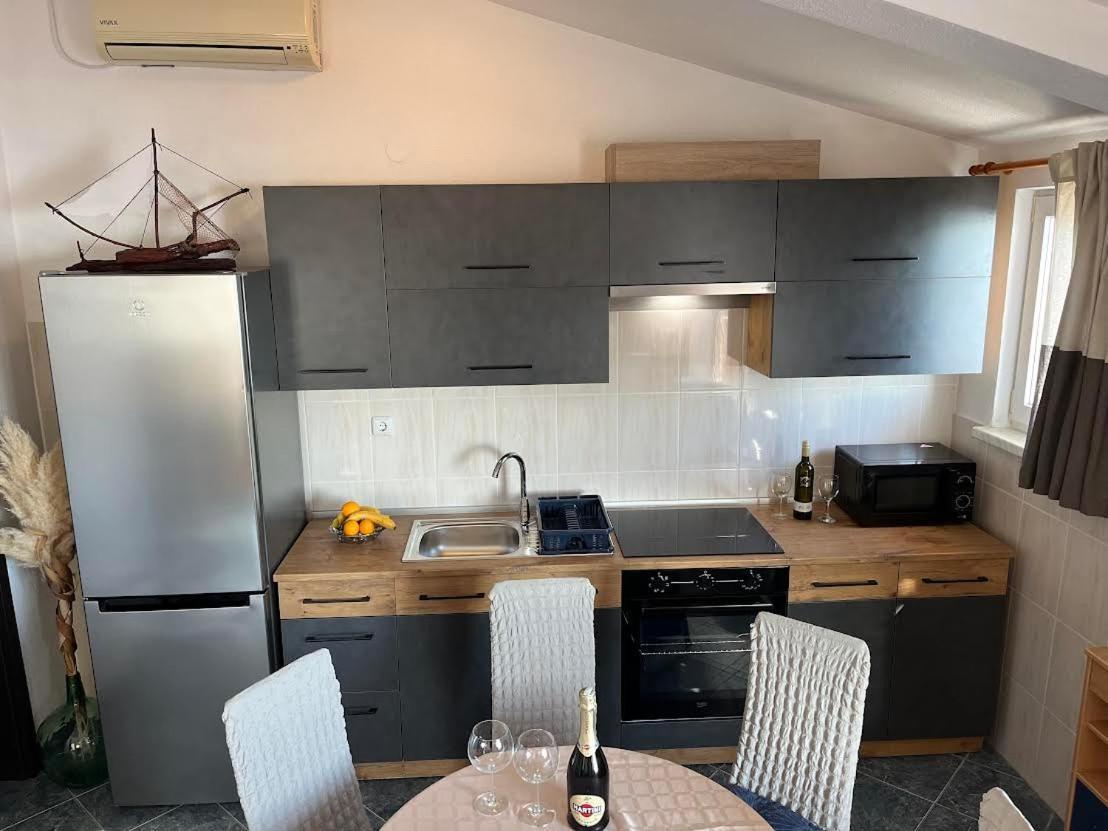 Marinovi Dvori Apartment Slatine Bagian luar foto