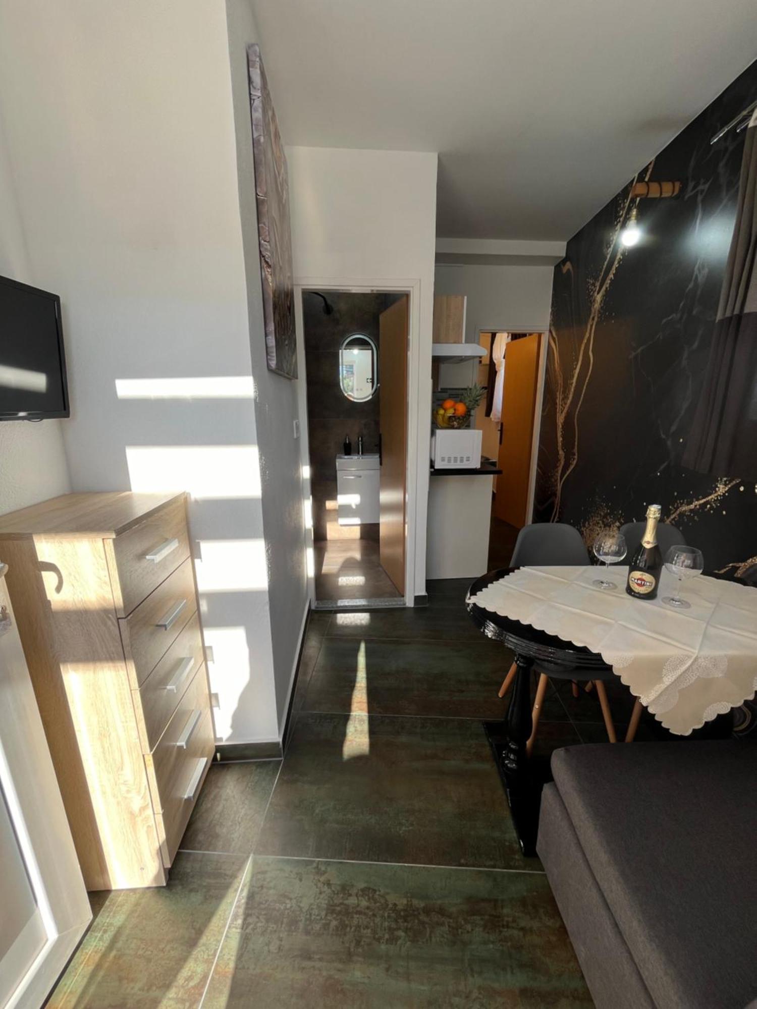 Marinovi Dvori Apartment Slatine Bagian luar foto