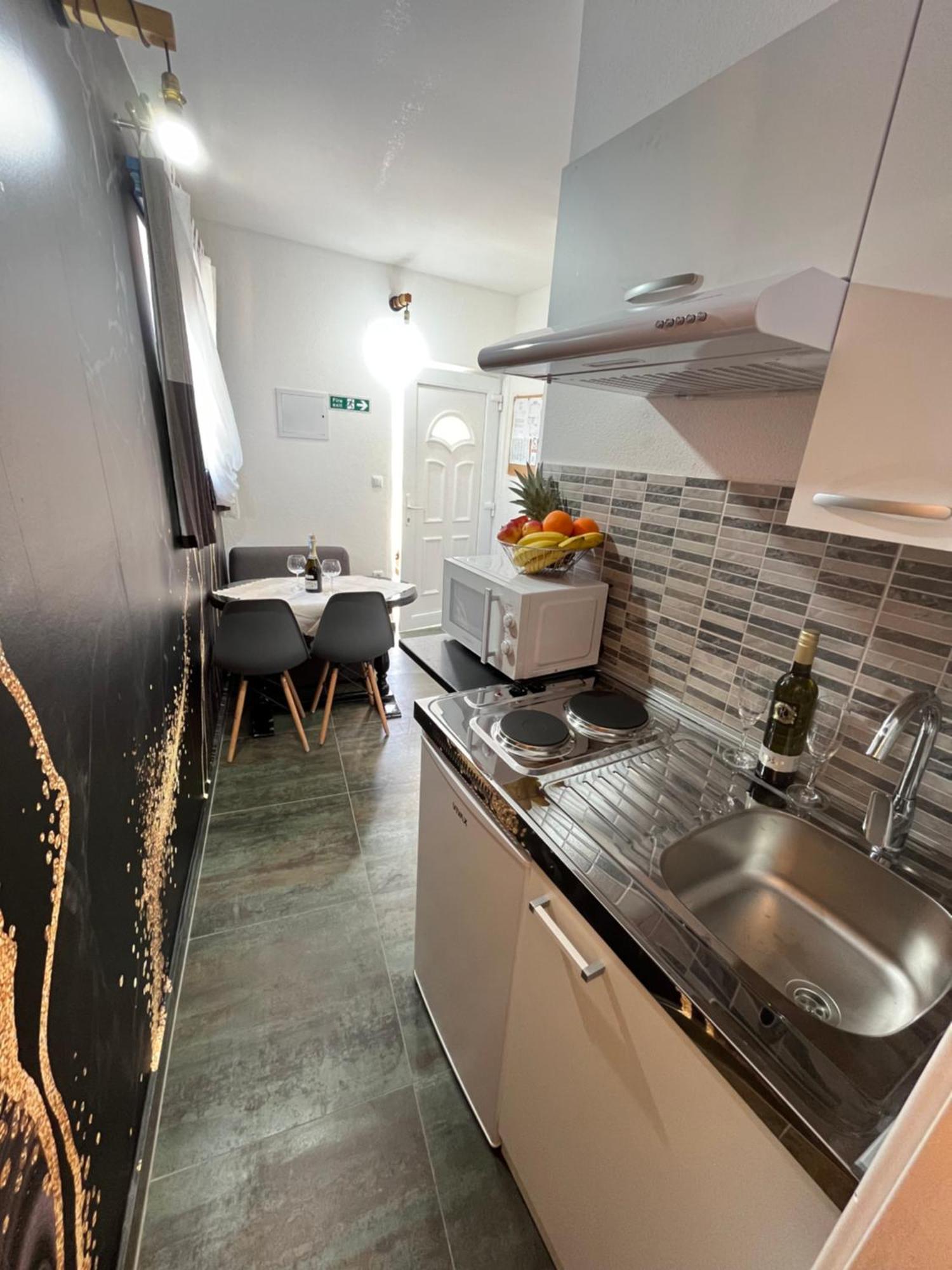 Marinovi Dvori Apartment Slatine Bagian luar foto